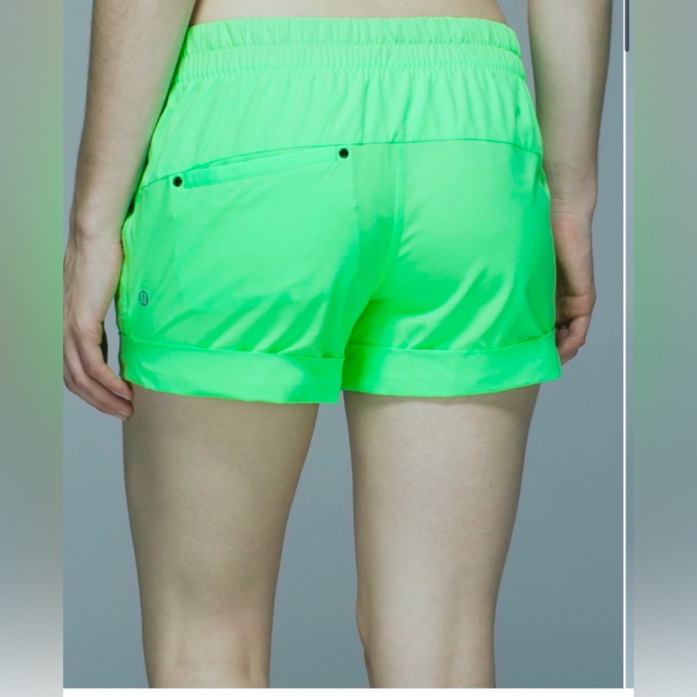 Lululemon Spring Break Away Short pistachio
Size 4